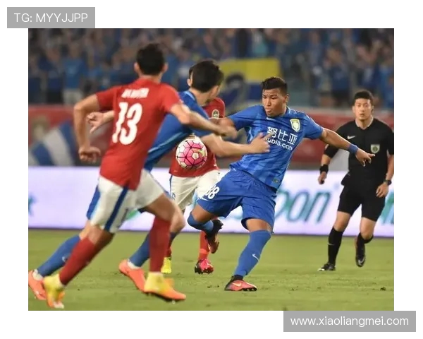 江苏苏宁迎战河南建业争夺中超联赛关键三分的激烈对决